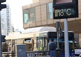 Termómetro de la plaza España de Valladolid marca 18 grados, este miércoles.