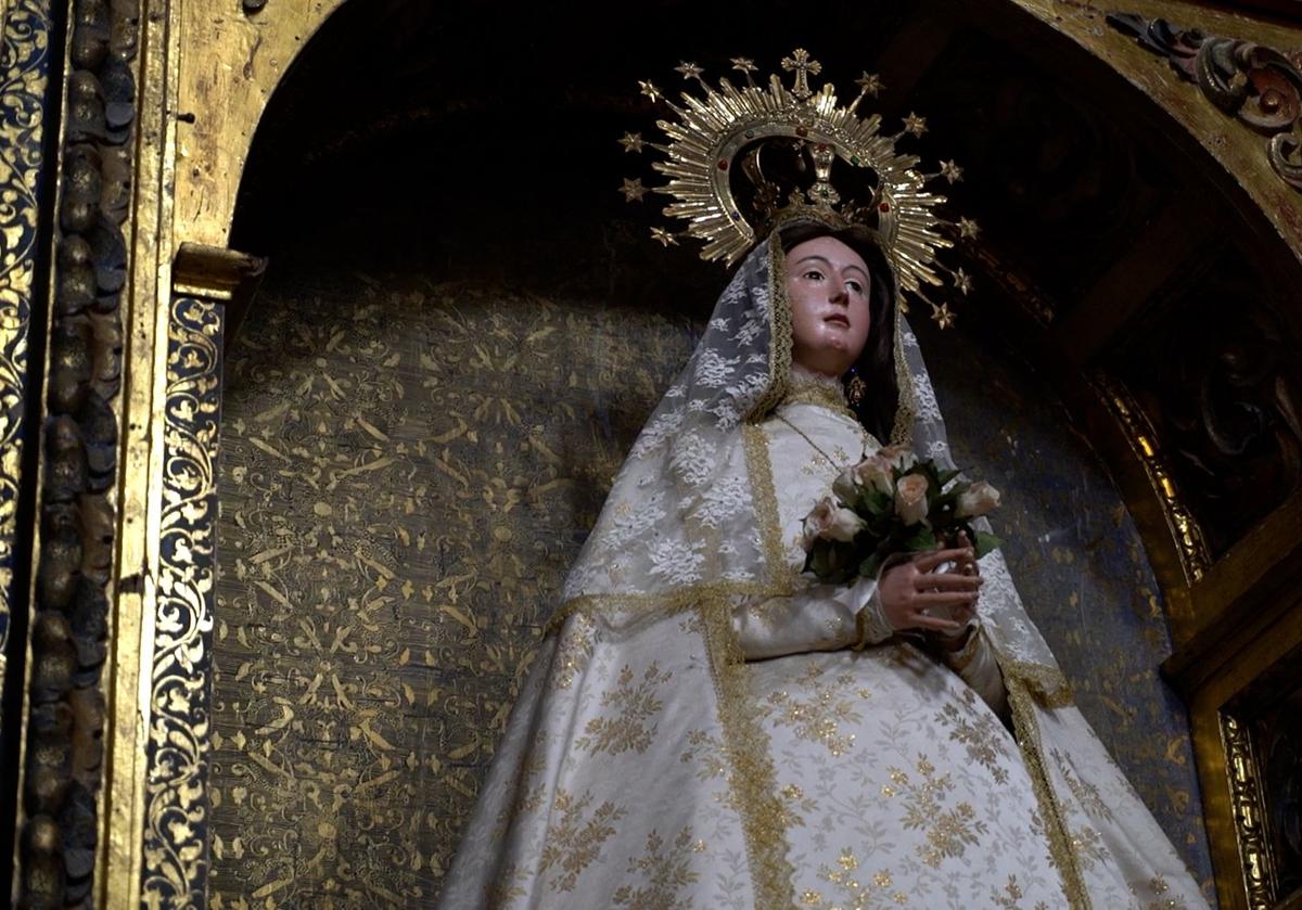 La Virgen de la Guía, patrona de Tordesillas, permanece bajo llave en una de las capillas laterales de la iglesia de Santa María, la más grande de la villa.