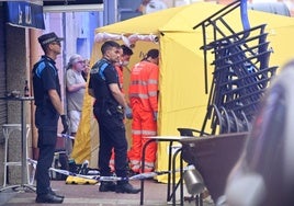 Policía y sanitarios, en la calle Águila en día de los hechos.