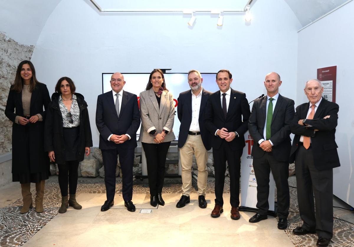 Imagen principal - Asistentes visitan la exposición del 170 aniversario de El Norte de Castilla durante el día de su inauguración.