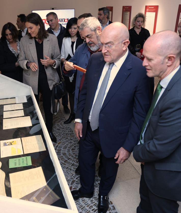 Imagen secundaria 2 - Asistentes visitan la exposición del 170 aniversario de El Norte de Castilla durante el día de su inauguración.