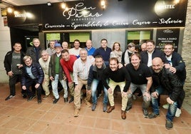 Veteranos del club posan junto a López Moreno