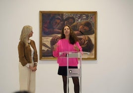 La comisaria Rosa Gutiérrez, junto a la concejala de Educación y Cultura, Irene Carvajal, ante el óleo 'Niña muerta', pintado por Ángeles Santos en 1930.