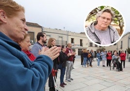 Asistentes al minuto de silencio por la enfermera salmantina fallecida en la DANA de Valencia.