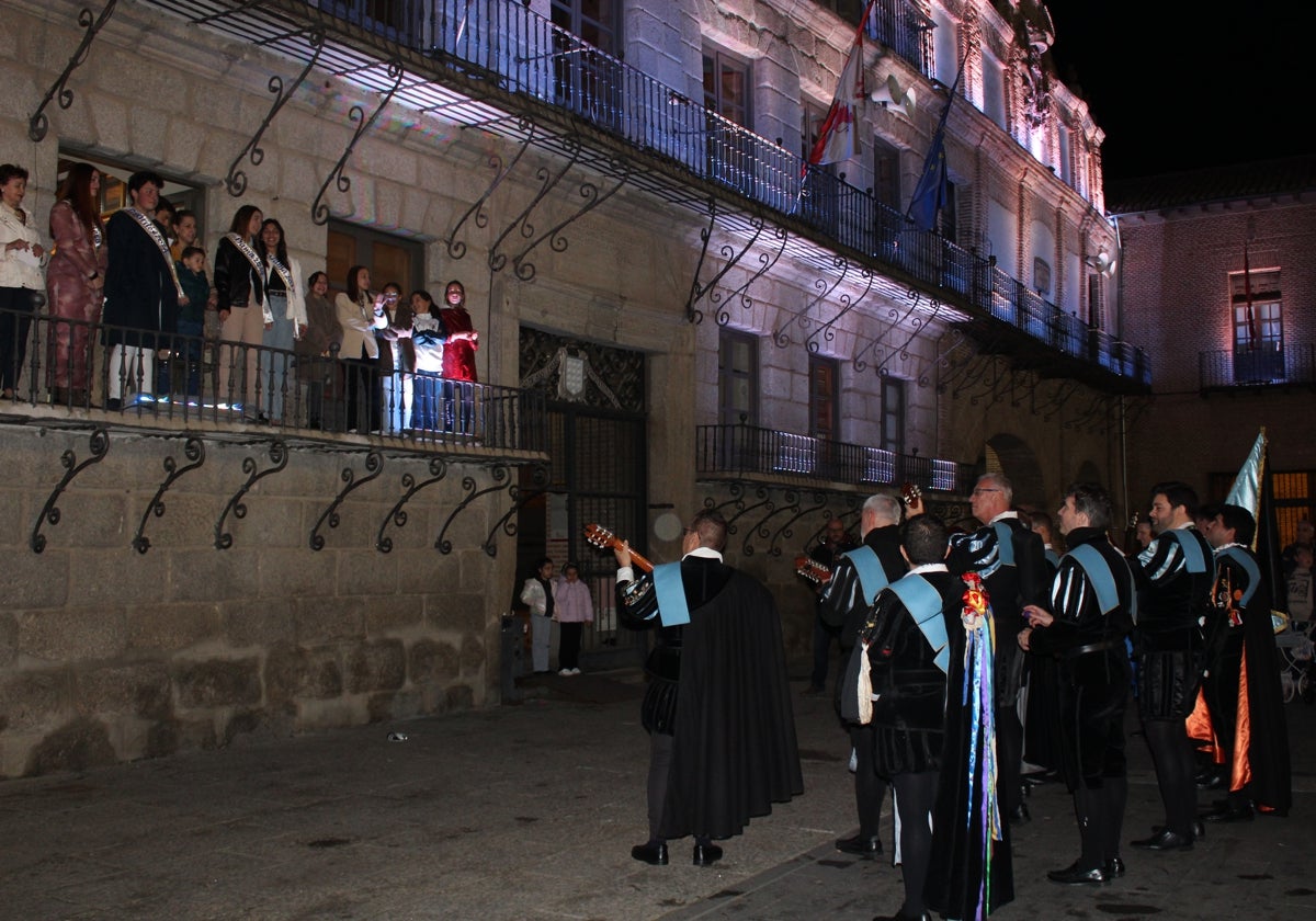 Tuna cantando a varias personas en el balcón del Ayuntamiento de Medina del Campo