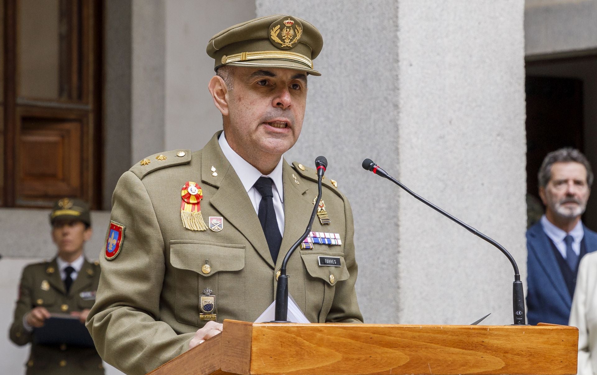 El teniente coronel Luis Miguel Torres imparte la lección.
