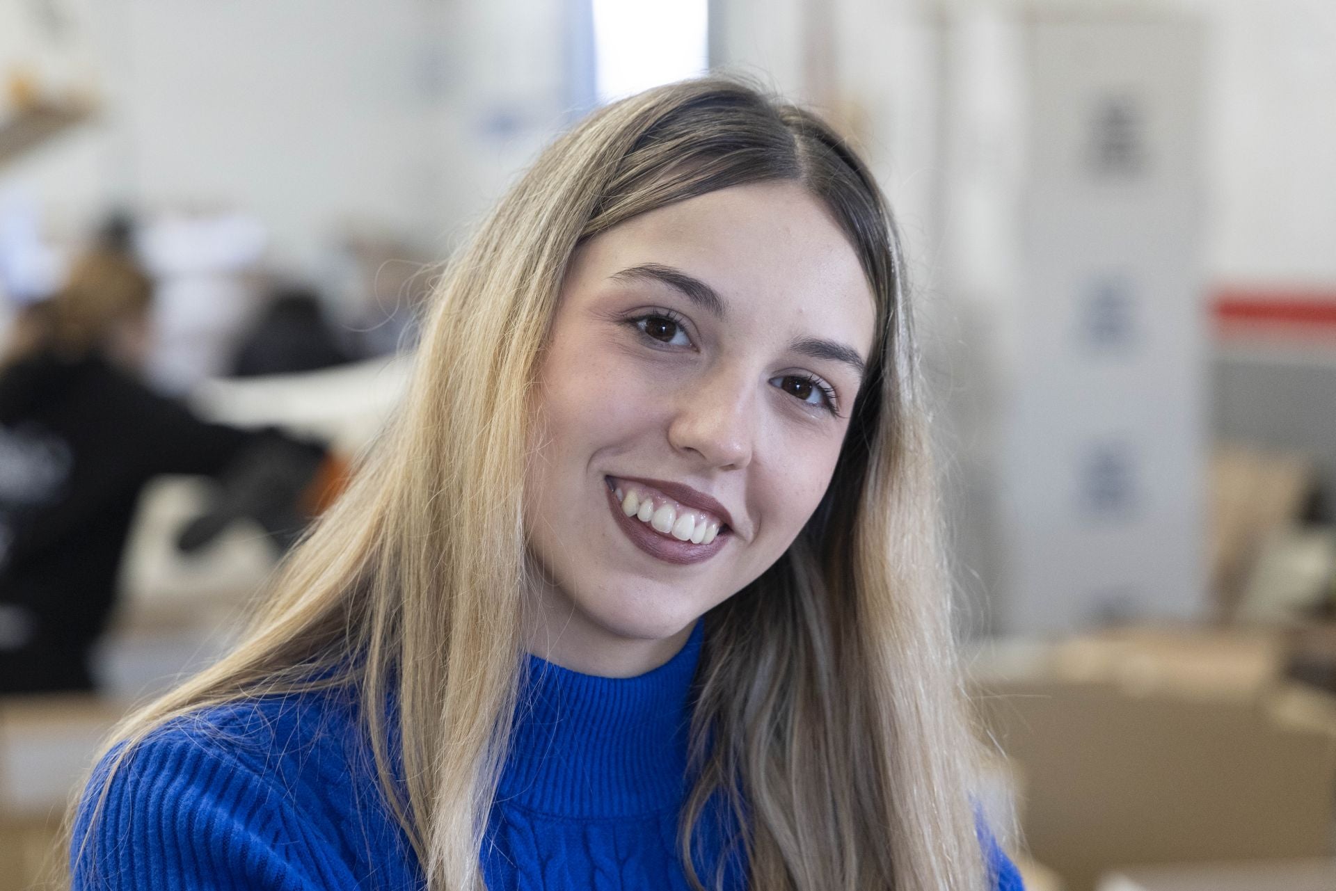 «Cuando vi por Instagram todo el movimiento solidario que había en Valladolid, hablé con los compañeros de clase y decidimos venir todos a ayudar», apunta Ainara, quien se encarga de doblar y separar los kilos y kilos de ropa donada durant eestos días. «Hay muchos pantalones, muchas camisetas. Y sobre todo ropa de mujer. Pero hacen falta sobre todo botas para trabajar allí sobre el terreno». 