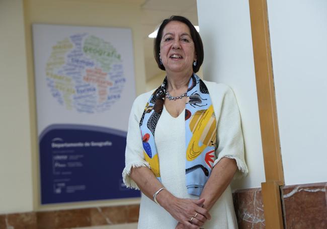 La profesora Alario, fotografiada para la entrevista en el Departamento de Geografía de la Universidad de Valladolid.