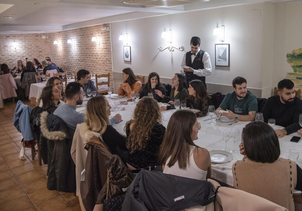 Un grupo de trabajadores celebra una cena de empresa en la Navidad del pasado año.