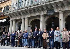 Un momento de la concentración silenciosa a las puertas de la Casa Consistorial.