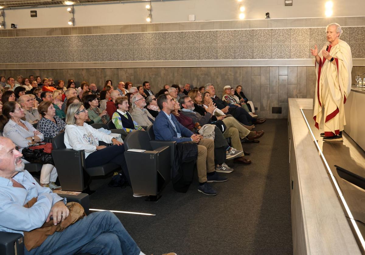 Emilio del Río, durante la conferencia este viernes en el Centro Cultural.