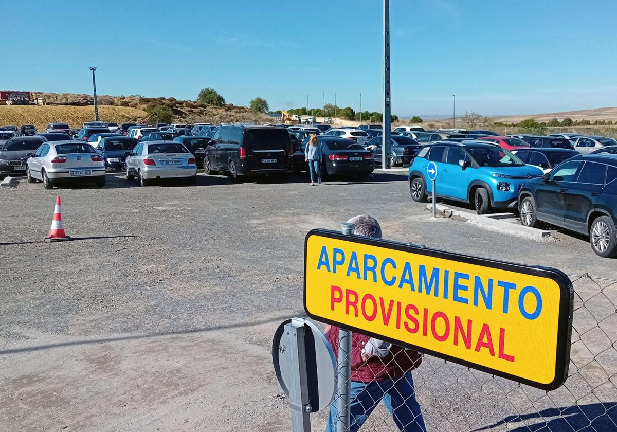 Coches estacionados esta semana en el parking provisional habilitado en el Hospital de Segovia por las obras.