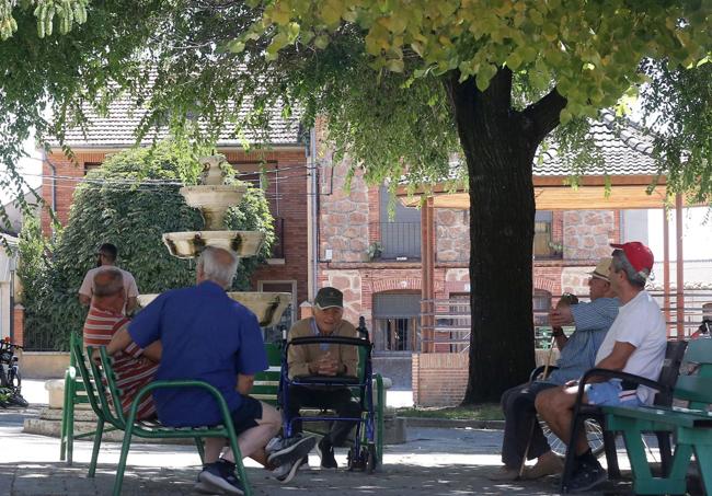 Vecinos de un municipio de la campiña segoviana.