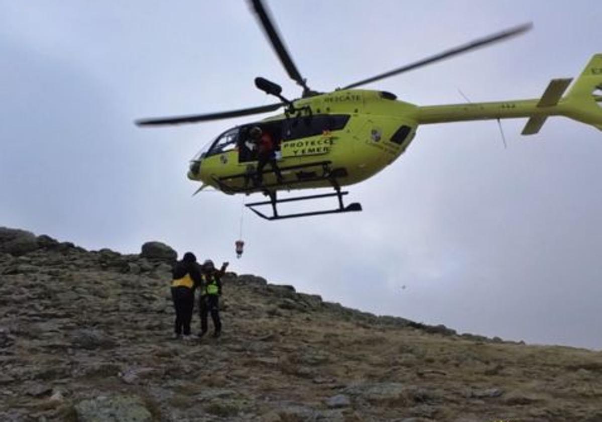 Un momento del rescate al joven herido en la sierra de Guadarrama.