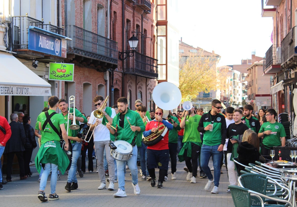 Charanga Cucu Band junto a multitud de vecinos