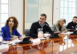 presidente del Gobierno, Pedro Sánchez, durante la reunión del Comité de crisis para el seguimiento de los efectos de la DANA, este sábado en el Complejo de la Moncloa.