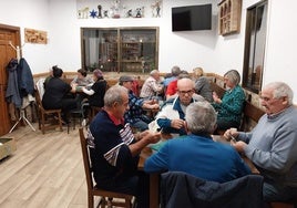 Multitud de vecinos juegan la partida en el local utilizado como bar en Ribota.