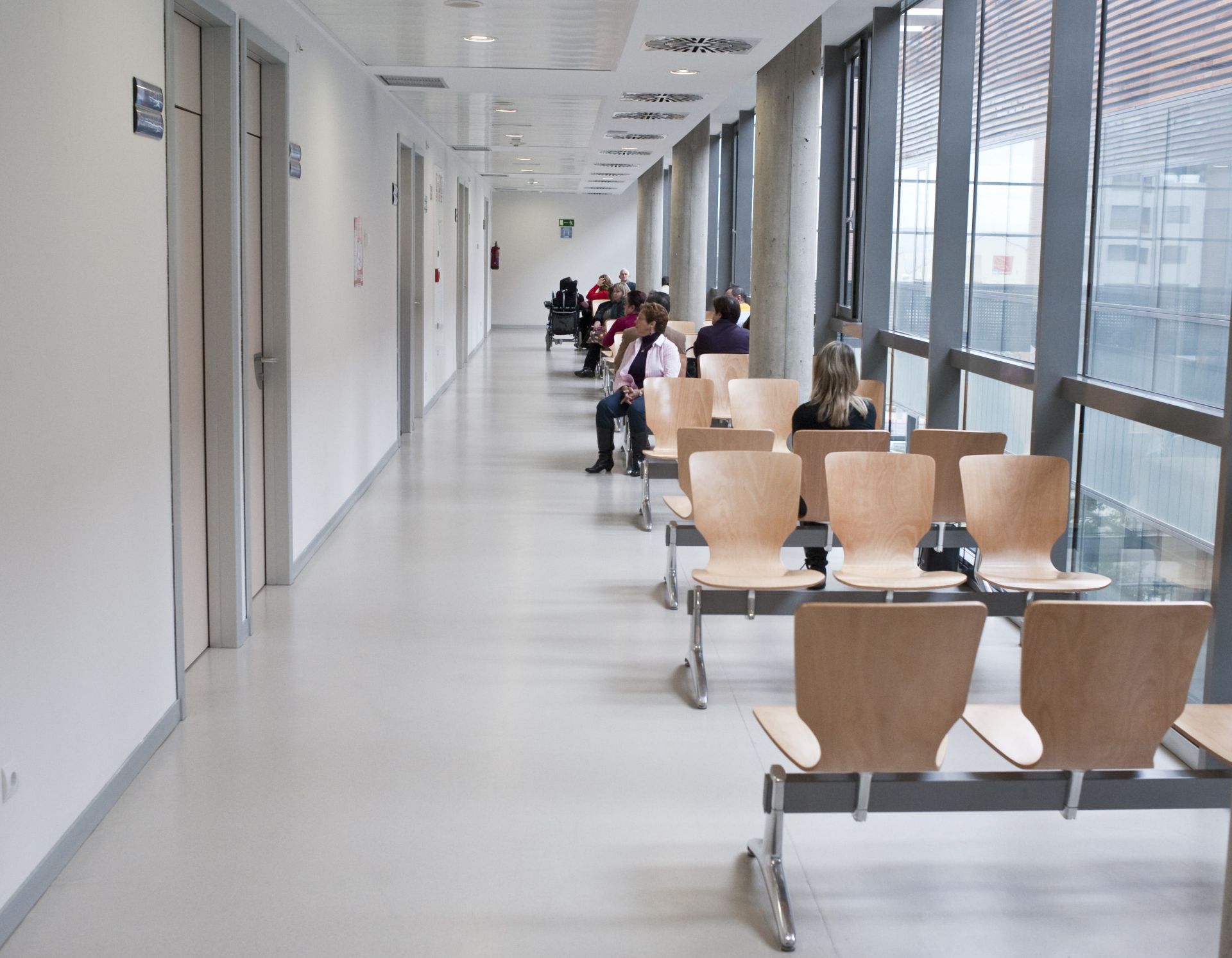 Pasillo de la zona de consultas externas en el Hospital Río Hortega.