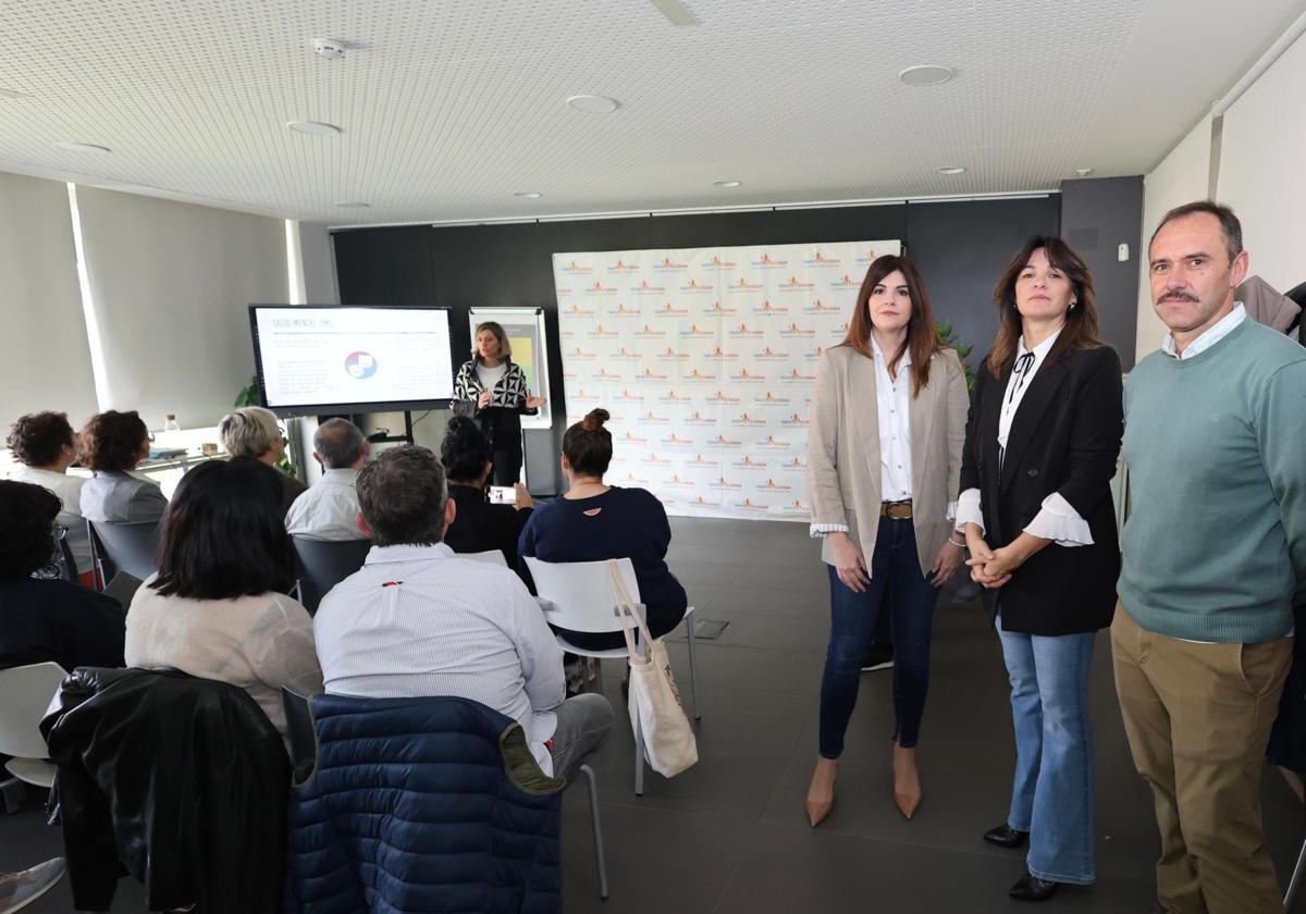 Fabiola Martínez, entre Virginia del Río y Francisco Lorenzo, en el acto que la Fundación Bertín Osborne ha promovido con Intras.