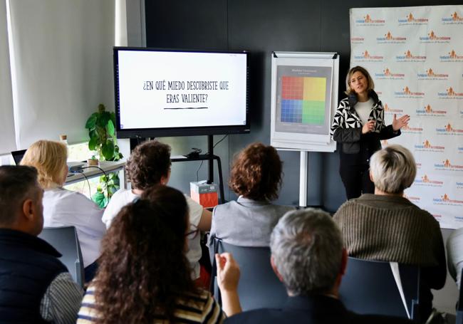 Un momento del taller, conducido por la psicóloga Silvia Álava Sordo.