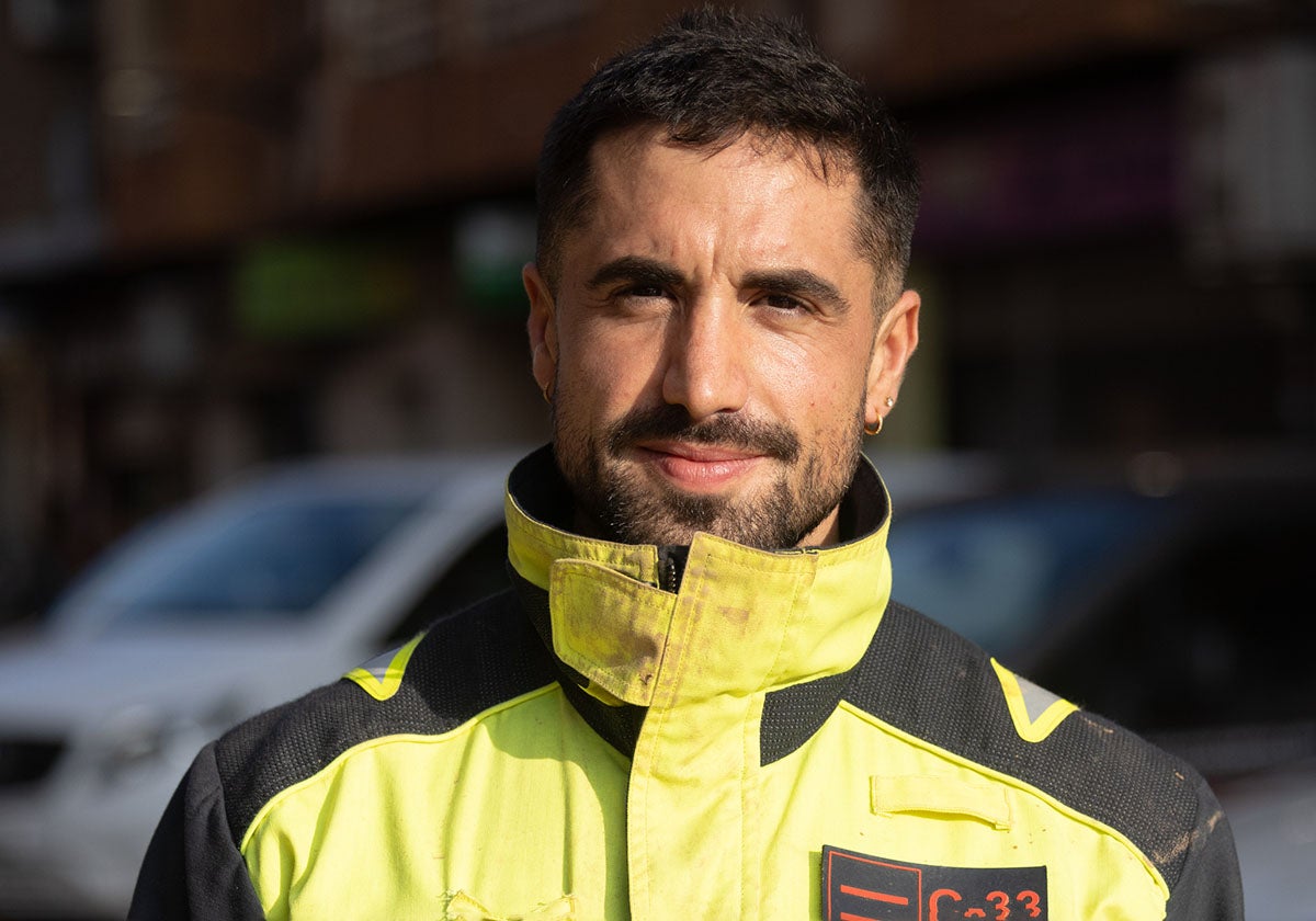 Otro largo viaje fue el que experimentaron los Bomberos de la Diputación de Valladolid. En esta ocasión, desde el parque de Peñafiel. Entre ellos se encontraba el segoviano Jonathan Díez, uno de los artífices de que uno de los garajes de Aldaya recobrase parte de su normalidad. Por lo menos que no tuviera agua enfangada. «Todas las manos son pocas», apuntaba en un pequeño parón.