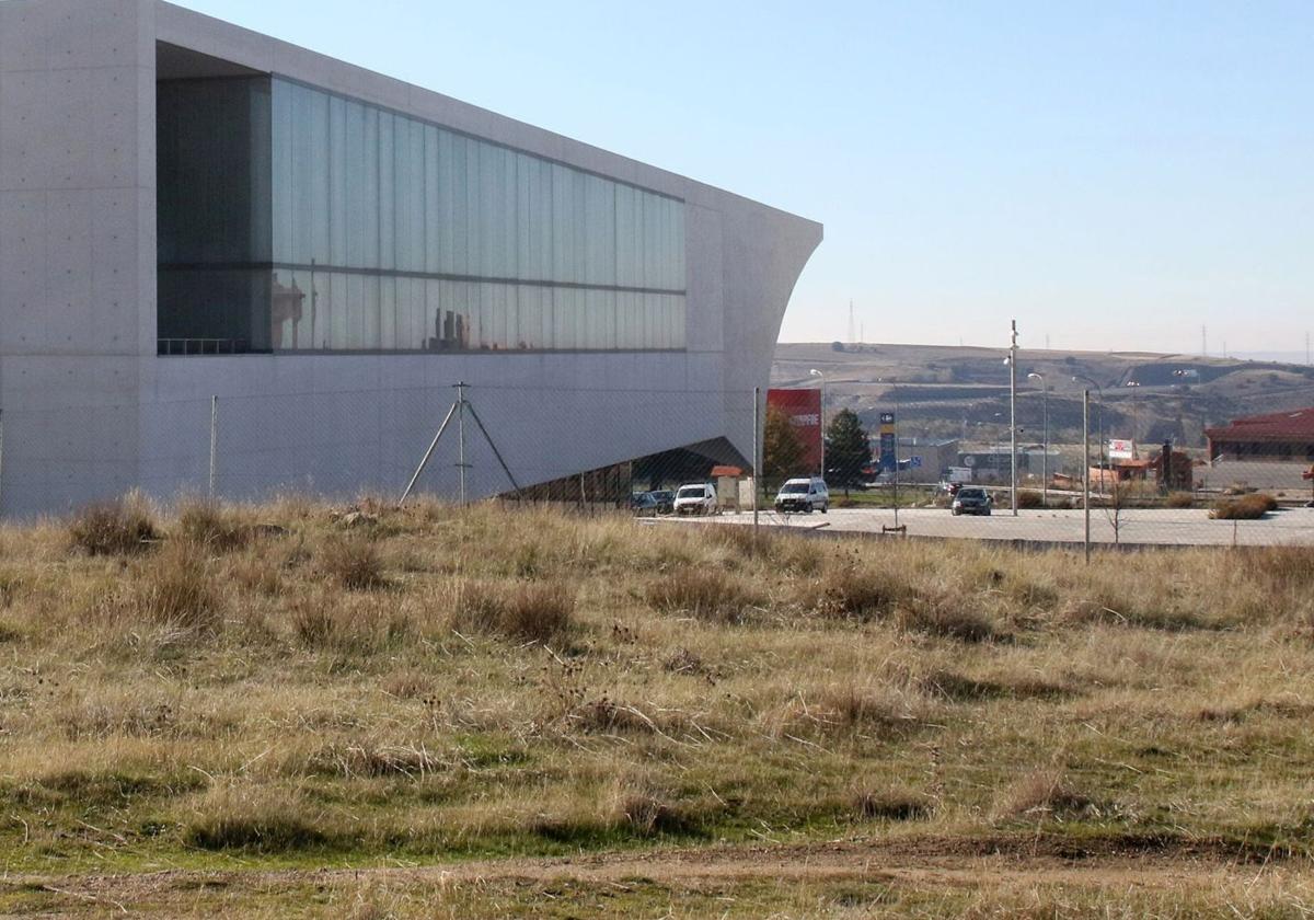 Vista de los terrenos que rodean el edificio CIDE, contemplado en el proyecto del CAT.