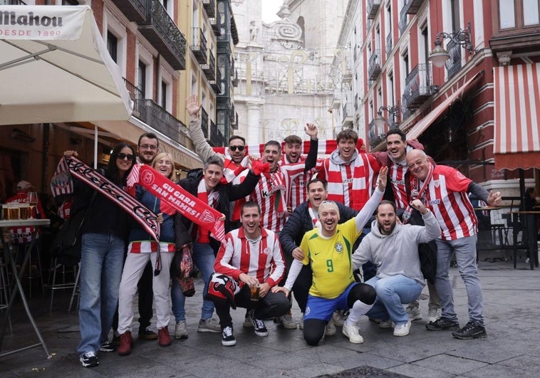 Un grupo de hinchas del Athletic se anima en la calle Cascajares.