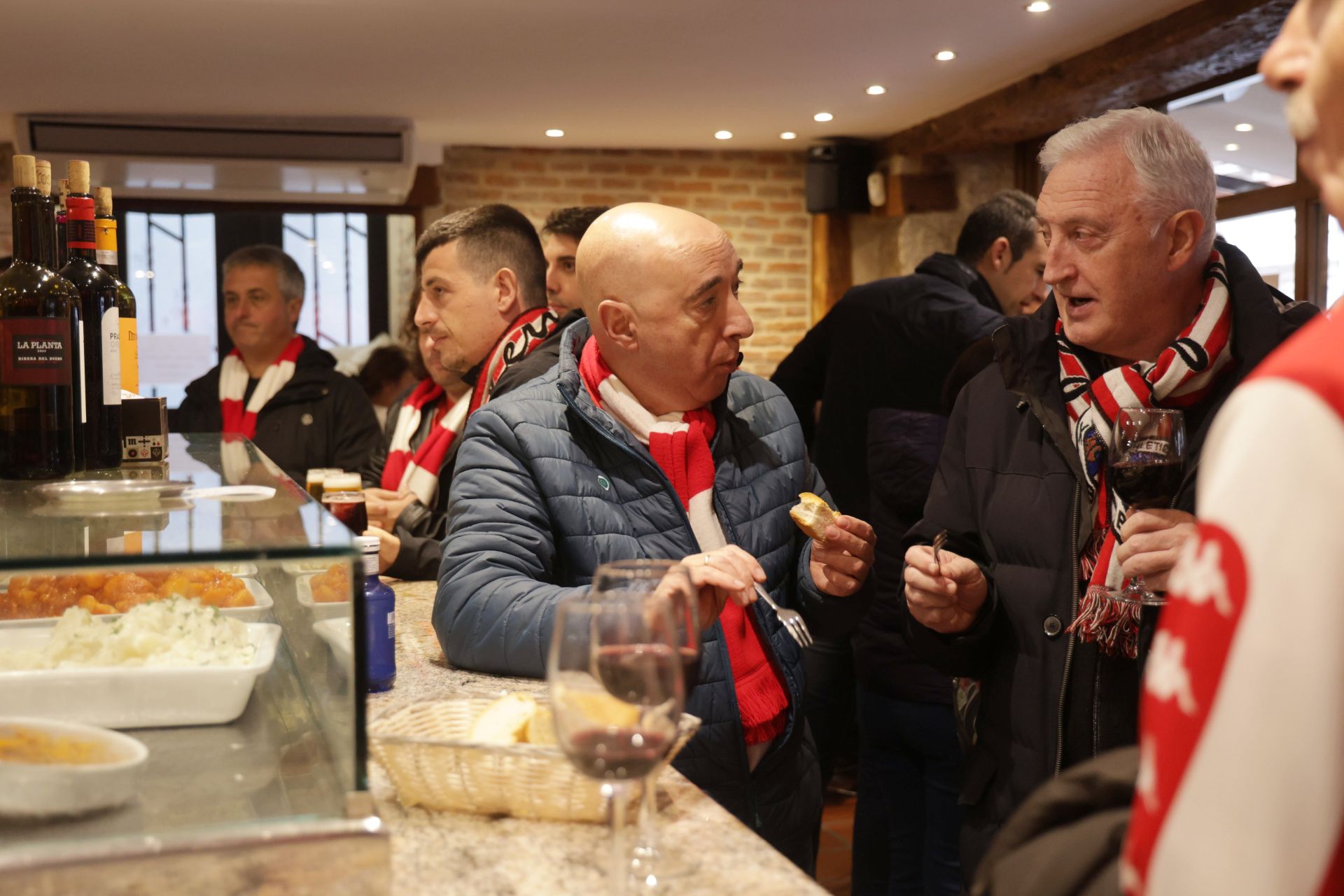 Los aficionados del Athletic de Bilbao disfrutan del ambiente vallisoletano