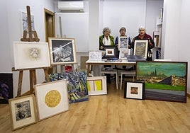 Rufa Fernández, Concha Gay y Mónica Aguado, rodeadas de algunas de las obras.