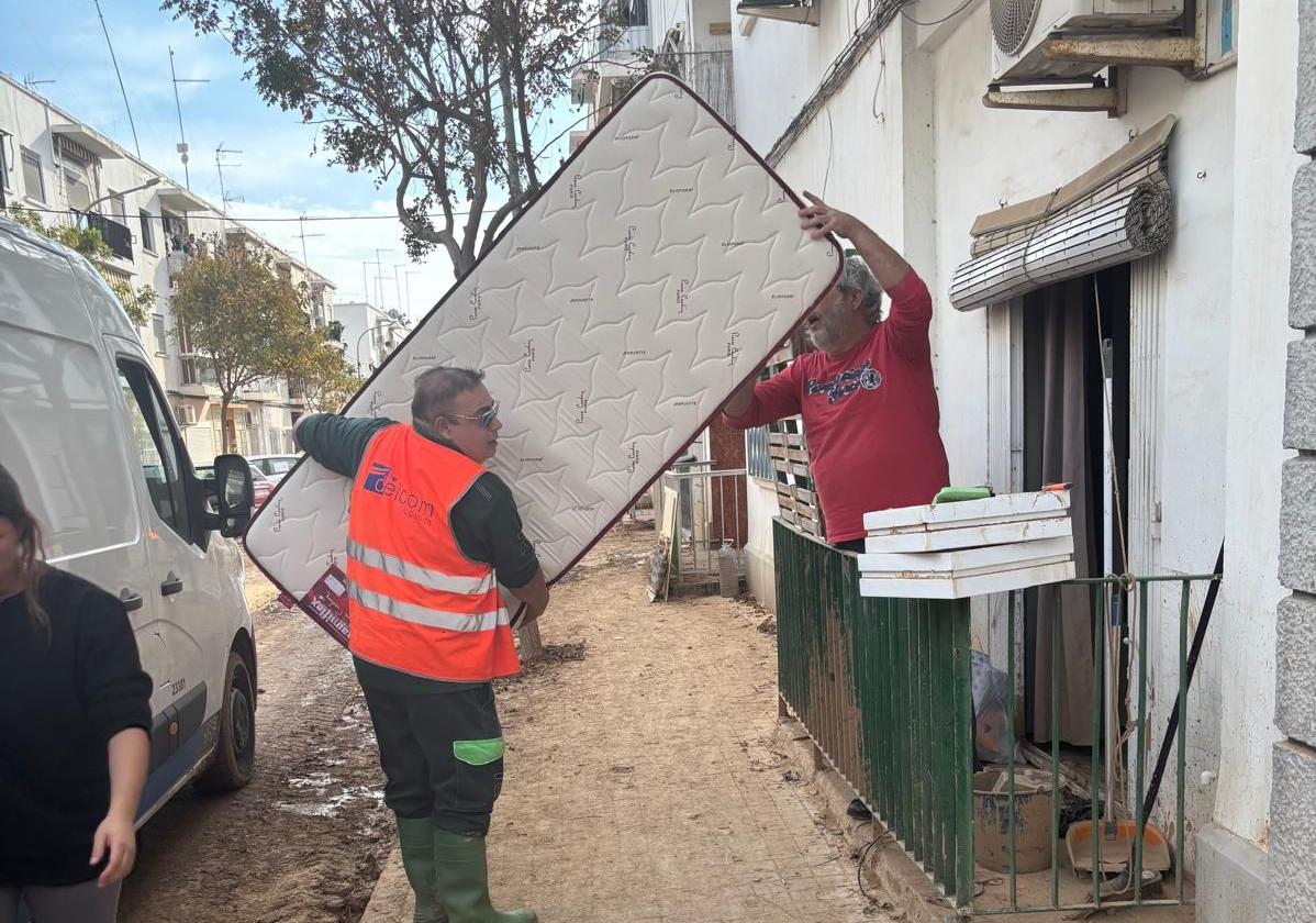 Entrega puerta a puerta de colchones en localidades afectadas por la riada que ha asolado el entorno de Valencia