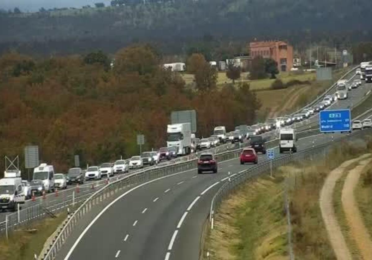 Retenciones en la autovía A-1, en la provincia de Segovia, por un accidente.