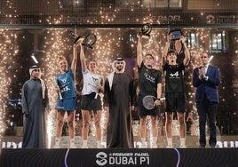 Tapia y Coello levantan sus trofeos al cielo de Dubai.