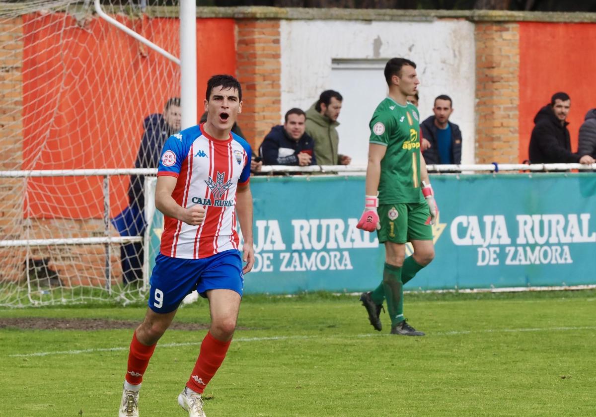 Torres celebra el primer tanto rojiblanco.