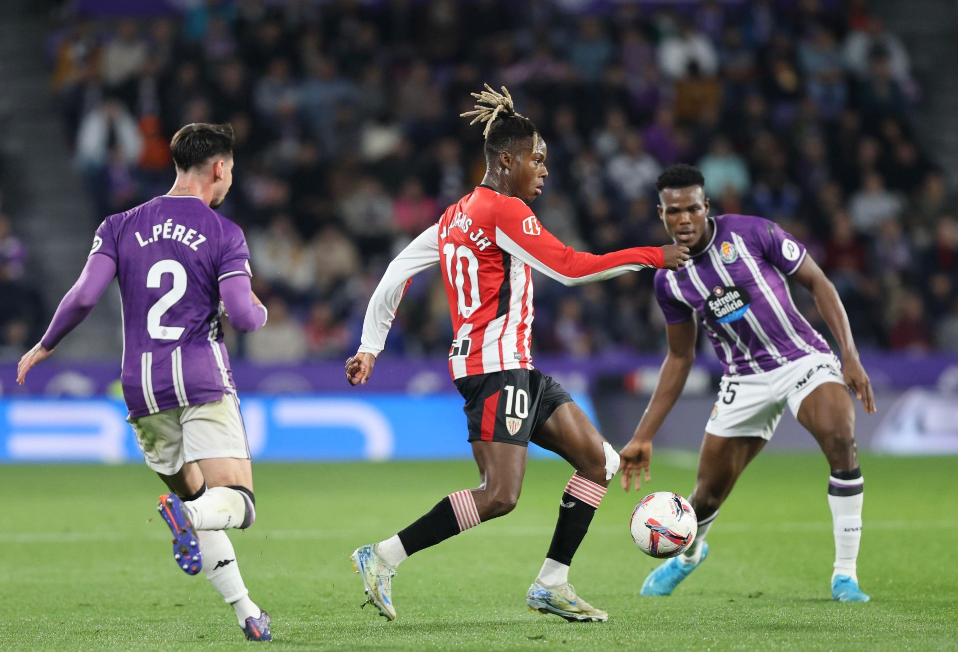 Luis Pérez y Juma enciman a Nico Williams.