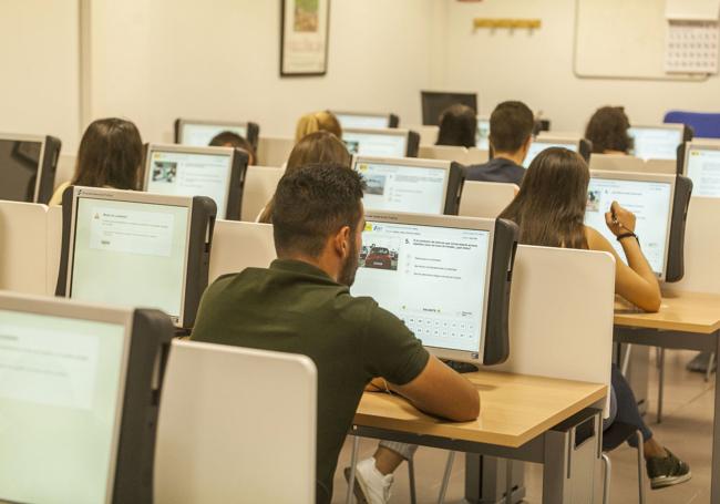 Alumnos realizando las pruebas teóricas para la obtención del carnet de conducir, en imagen de archivo.