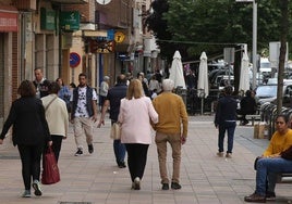 Varias personas caminan junto a las tiendas de José Zorrilla. 