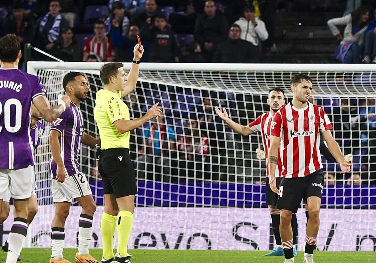 Cordero Vega muestra la roja a Beñat que luego rectificó
