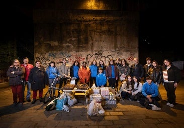 Un mordisco de solidaridad bajo el Arco de Ladrillo
