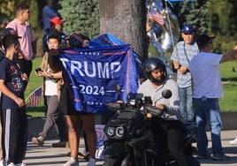 Seguidores de Trump celebran la victoria este domingo en Beverly Hills (California).