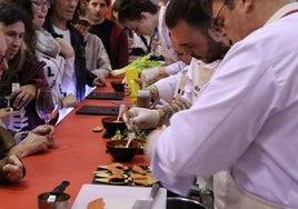 Los cocineros elaboran las primeras tapas del Concurso de Pinchos de este año en Valladolid.