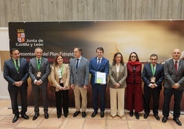 El presidente de la Junta muestra el Plan Estratégico de la Industria Agroalimentaria en presencia de los responsables de la Consejería de Agricultura y otras autoridades locales.