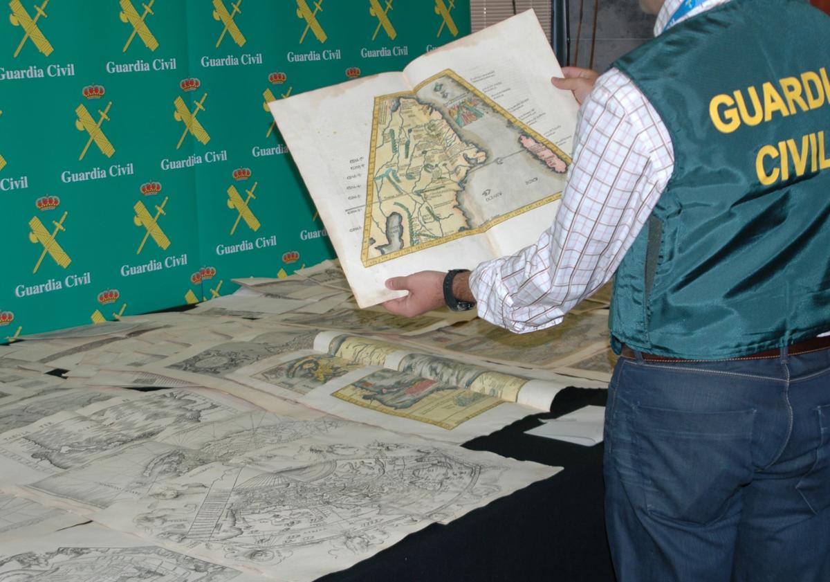 Imagen principal - Mapas recuperados por la Guardia Civil durante la detención de Zsolt Vamos en el hotel Leyre de Pamplona el 8 de agosto de 2009.