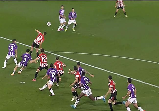 Marcas en el área del Real Valladolid antes del gol de Guruzeta