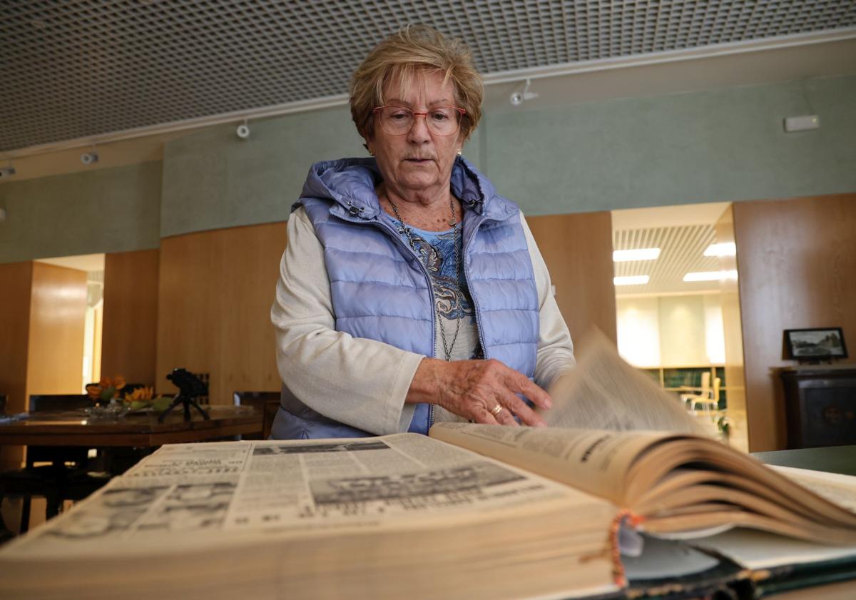 Imagen principal - Pilar Rodríguez fue directora de la Biblioteca de la Universidad de Valladolid desde 1992 hasta 2013. En las otras dos imágenes, María Teresa Matres y Paloma Castresana, restauradoras del Centro de Conservación y Restauración de Bienes Culturales, ubicado en la localidad vallisoletana de Simancas. 