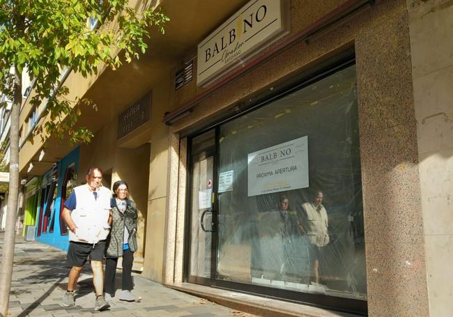 Cartel que anuncia la apertura del obrador Balbino, en el local que ocupaba la confitería Agustín.