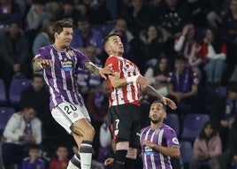 Juric salta con Berenguer ante Anuar en el Real Valladolid-Athletic.