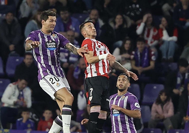 Juric salta con Berenguer ante Anuar en el Real Valladolid-Athletic.
