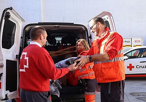 Voluntarios de Cruz Roja Valladolid preparan la furgoneta con la que se desplazan a Valencia.