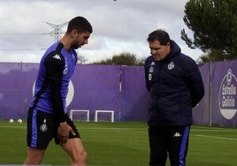 Cenk Özkacar se lleva la mano a la pierna izquierda en presencia del doctor López Moreno al abandonar el entrenamiento del Real Valladolid de este martes