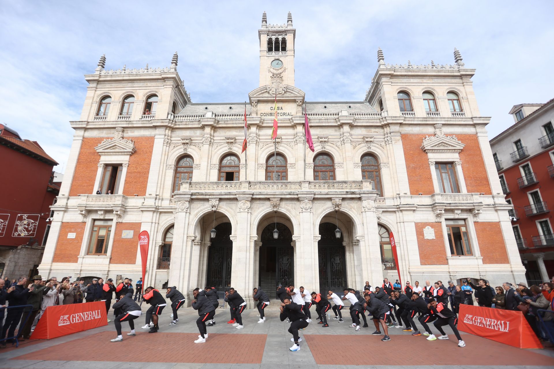 Los jugadores de Fiyi en plena 'cibi', danza estilo haka, con la Casa Consistorial al fondo.